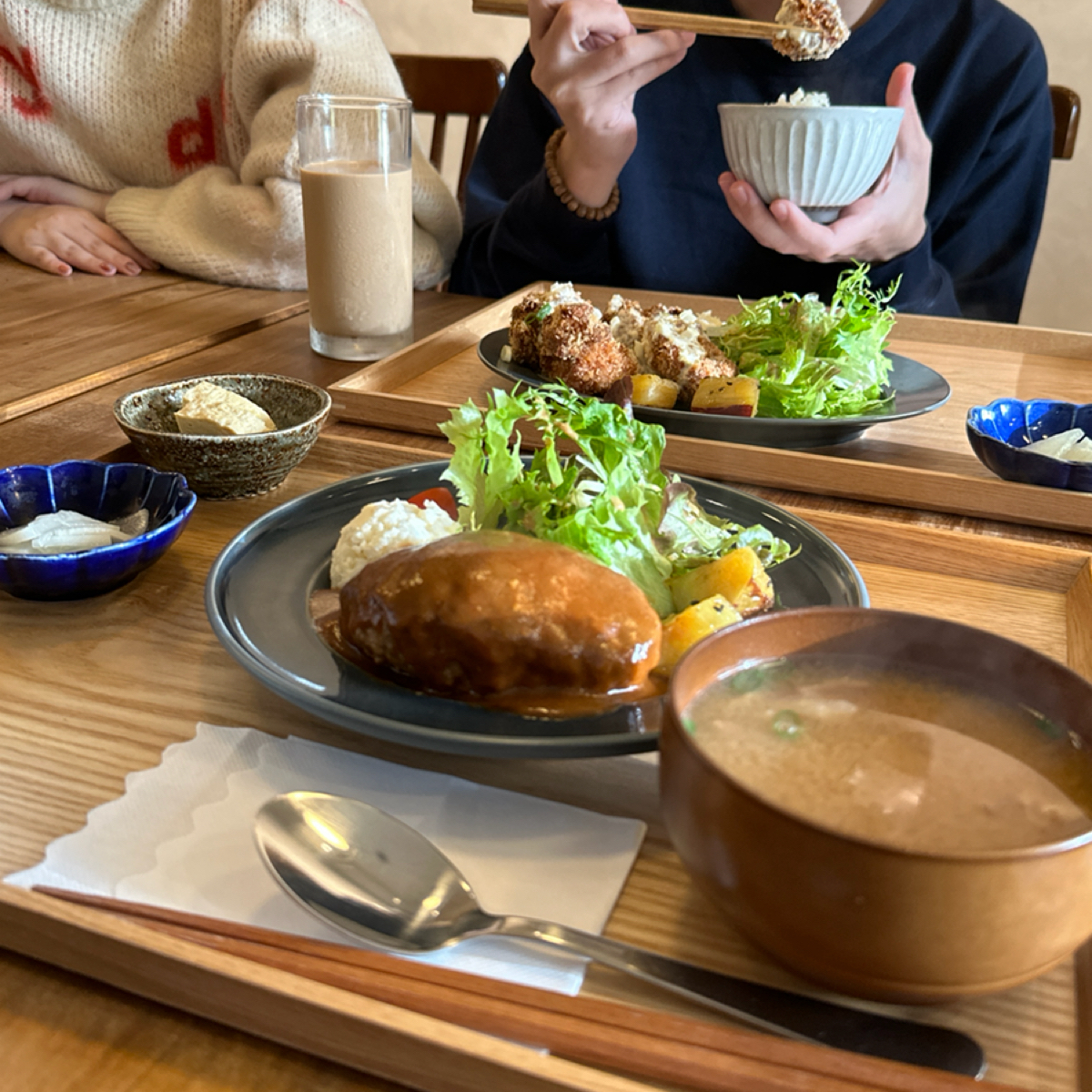 野毛食所 のレストランの写真：朋友點的漢堡排定食。漢堡肉看起來很大塊！ by阿波卡 