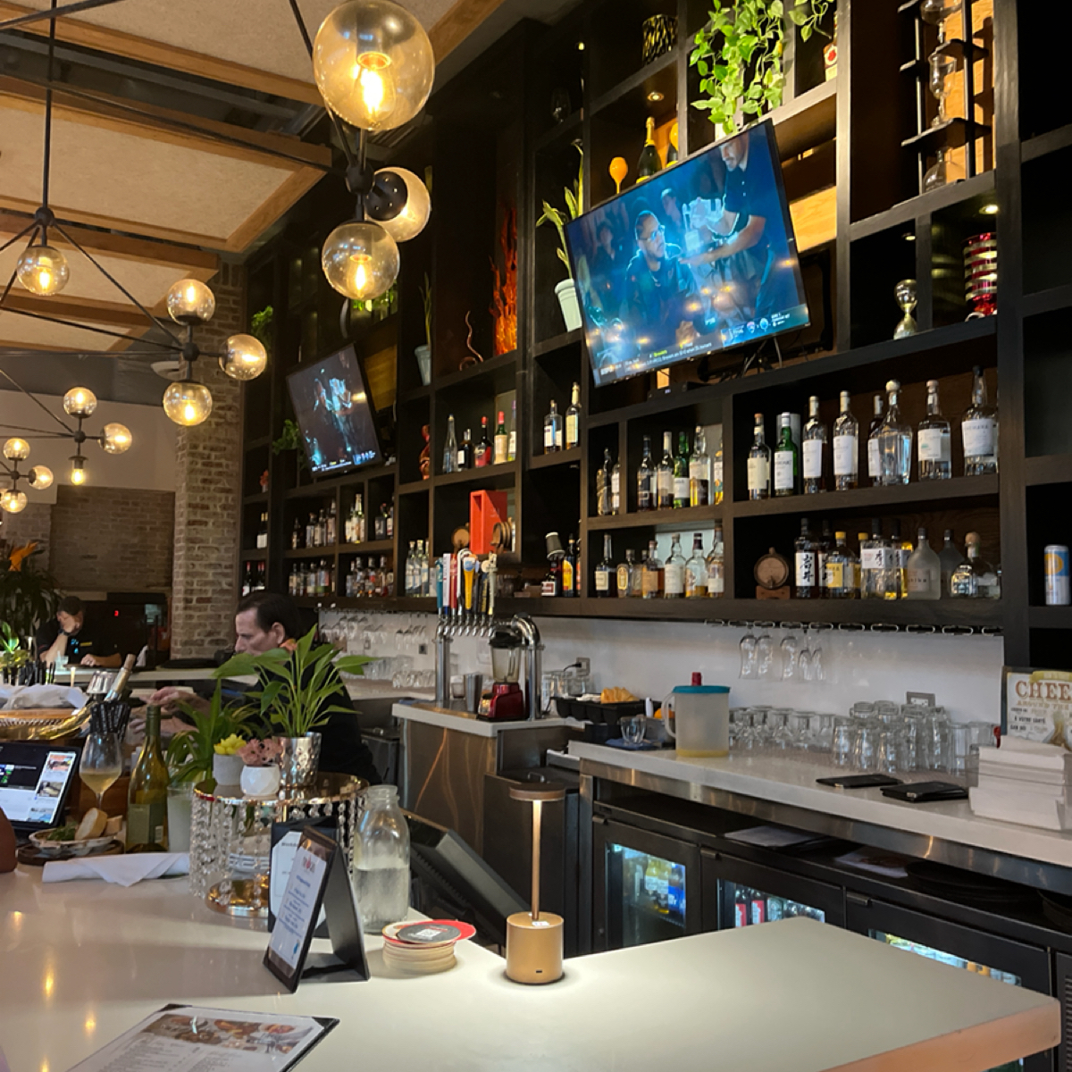 Vibe image of Fire Grill Waikiki: 吧台空間，有很多基酒。 shot by Yo