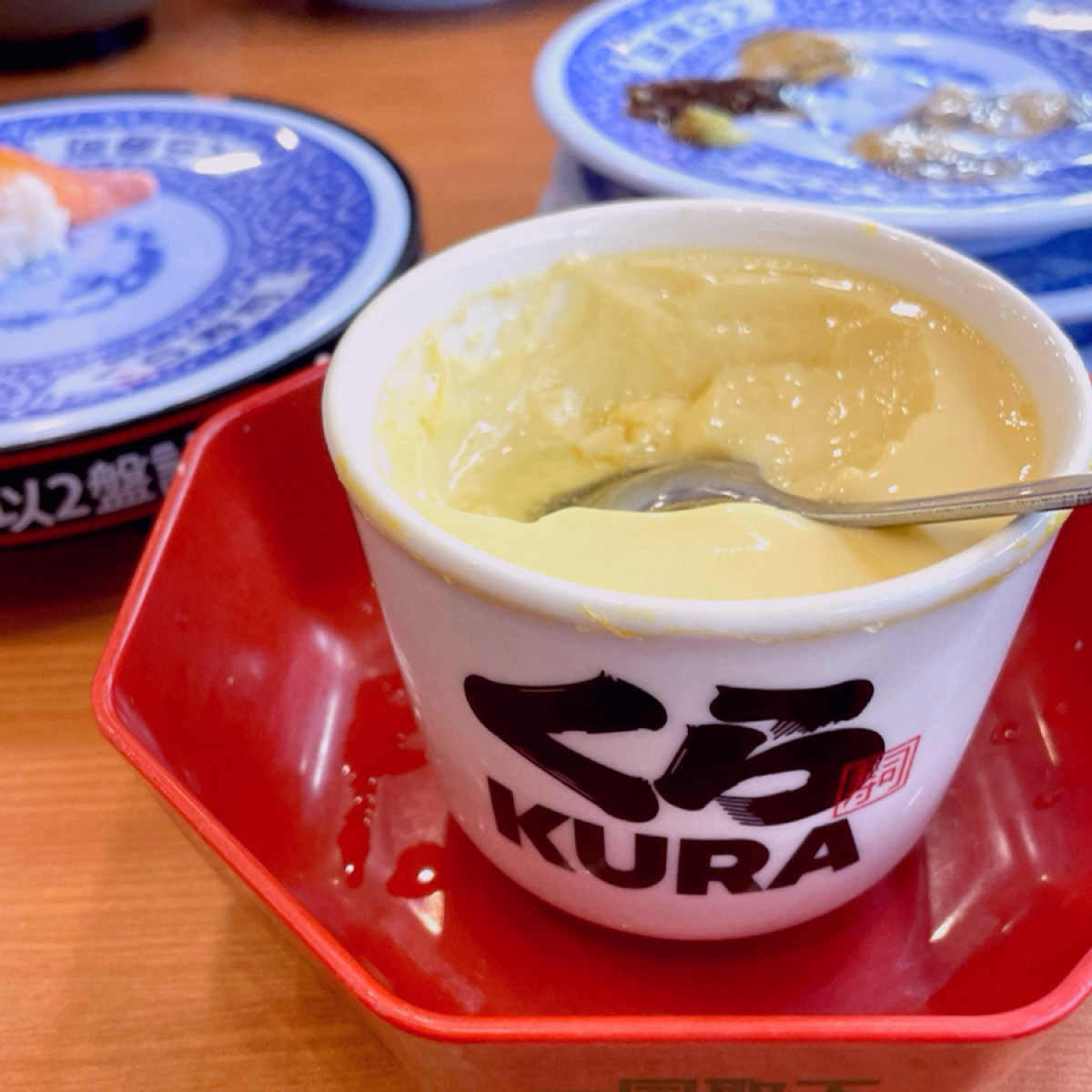 くら寿司 藏壽司 高雄SKM Park店 的外觀氛圍圖片：➰ 茶碗蒸
也是我的壽司店第一個會點的品項
原本想要撈料出來拍照結果撈不到🙃
相比之下還是壽司郎的 由Shiny 拍攝