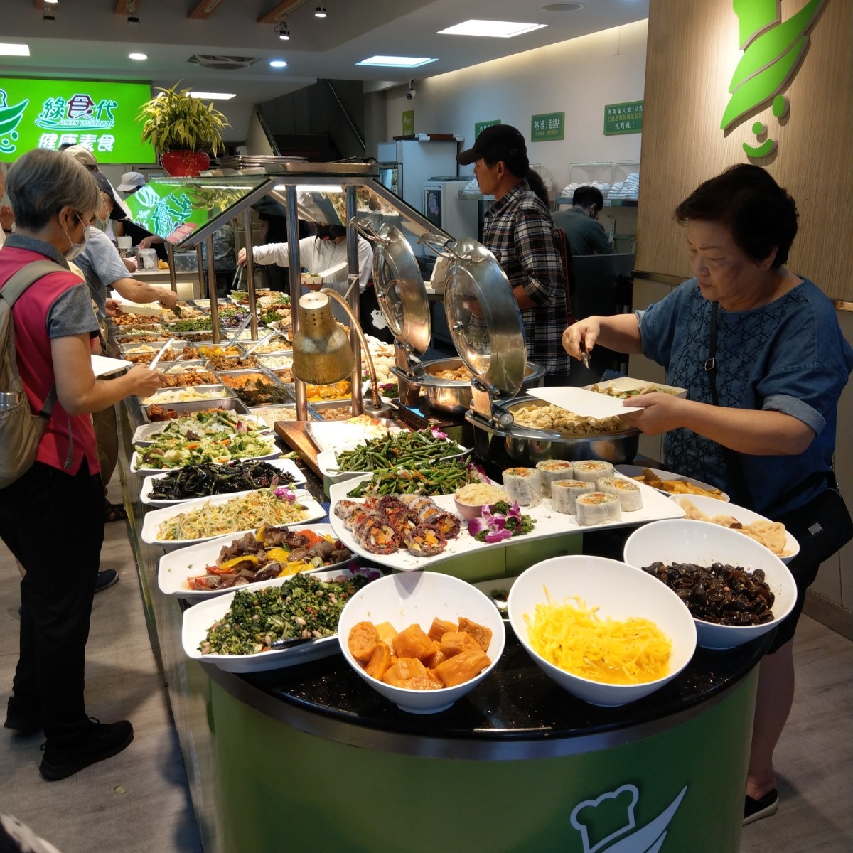 綠時代 健康素食 新店店 の雰囲気の写真：中央夾取餐檯 byIN老師 