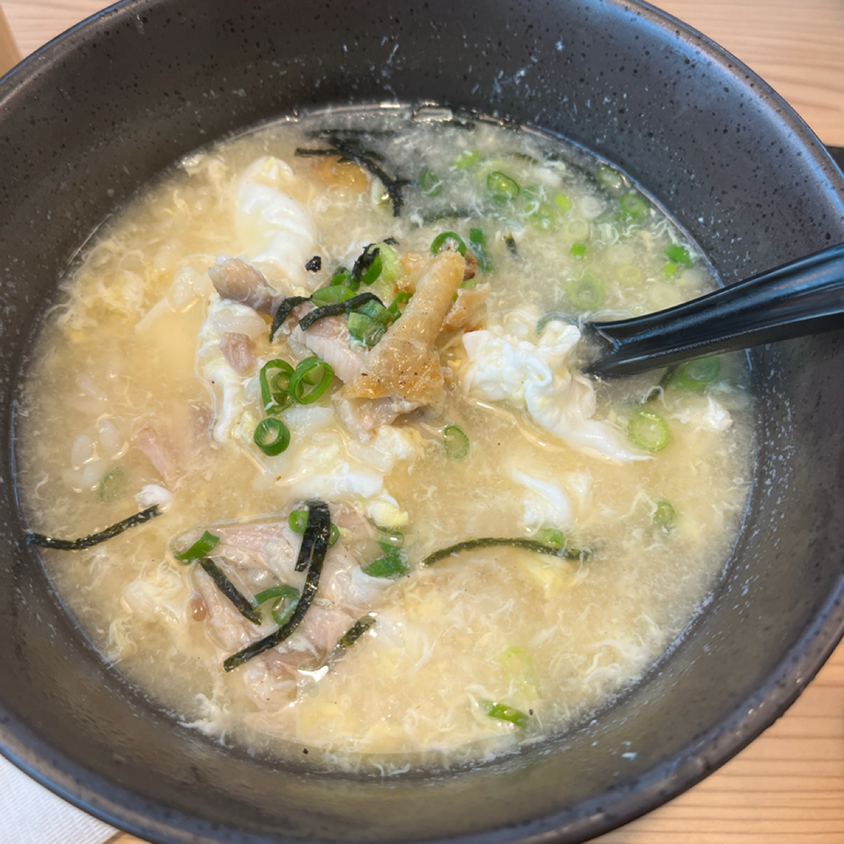鳥貴族 Torikizoku 新光三越台北南西店 的餐點圖片：貴族雞湯雜炊，新臺幣$100元，雞湯味道剛好不會太淡或太重，料也蠻多的，沒有提供冰水，點這個正好配肉 由打工仔 拍攝