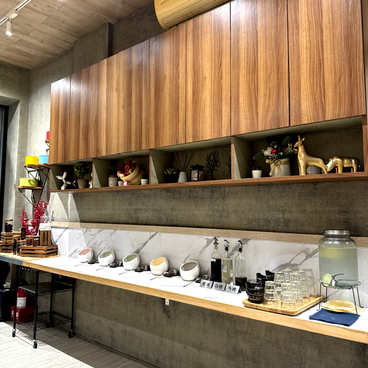 Vibe image of 辣椒多一點麻辣鍋物: 醬料區可自行取用，但個人覺得麻辣鍋味道很足，最後都沒什麼用到。 shot by 每個人都在找他的貓