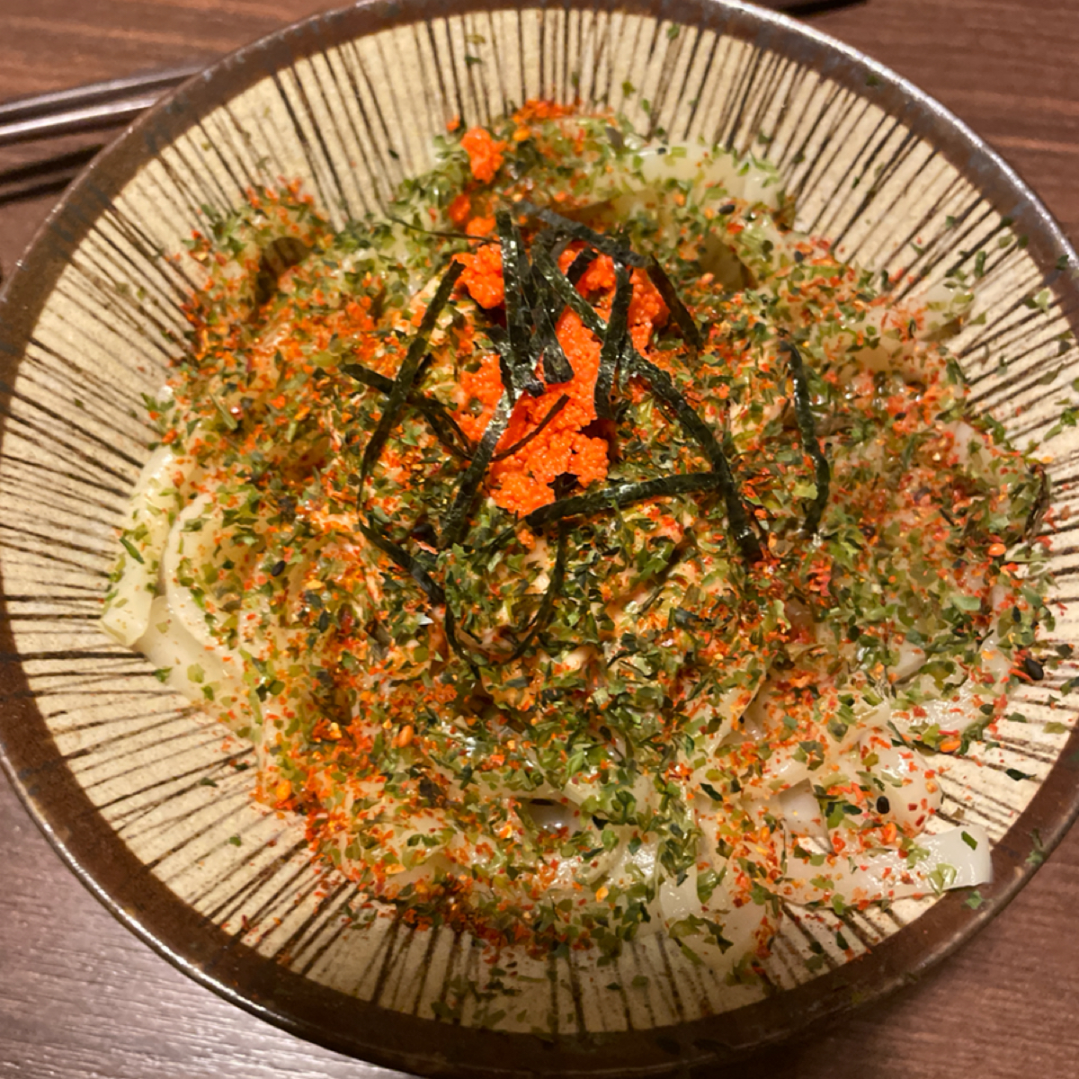 Meal image of 九日味噌燒肉丼專門店: 辛口明太子拌烏龍麵（含烏魚子）$150

我覺得這道餐點定位比較像配菜，碗並沒有很大
不過朋友當麵食 shot by 一刻又一嗑