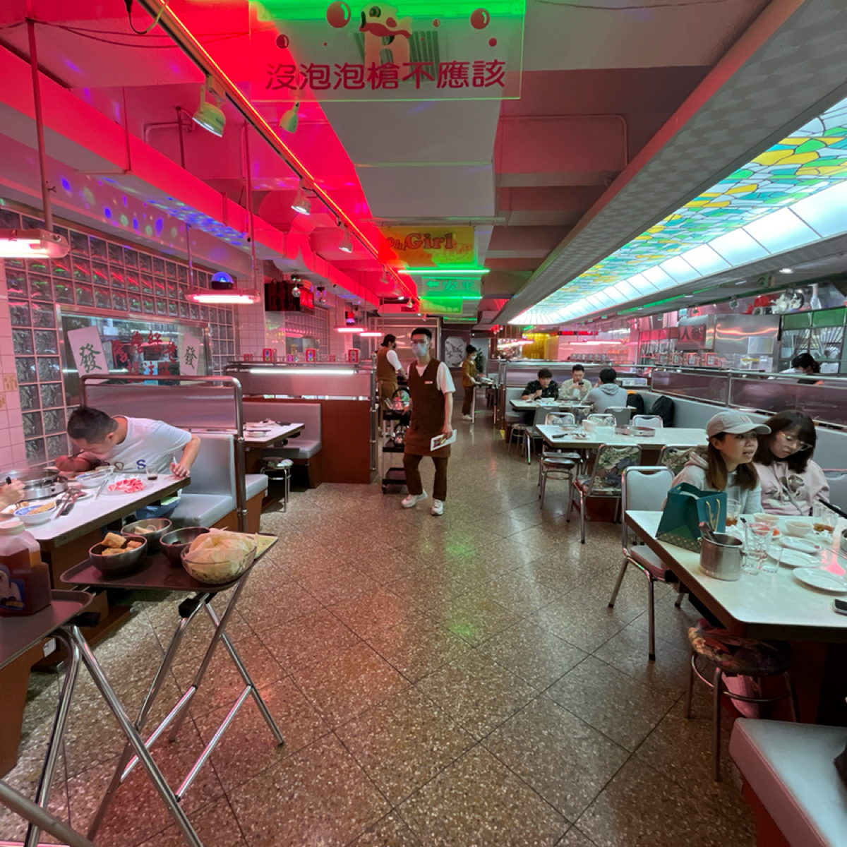 Vibe image of 詹記麻辣火鍋 敦南店: 店內空間，走一個很可愛的台式風格，是好的那種 shot by 阿官