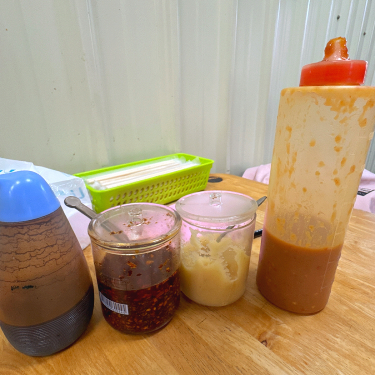 鐵皮屋臭豆腐 的外觀氛圍圖片：全調味料：黑醋、辣椒、蒜泥、店家自製醬料 由跟著小胖吃胖胖 拍攝
