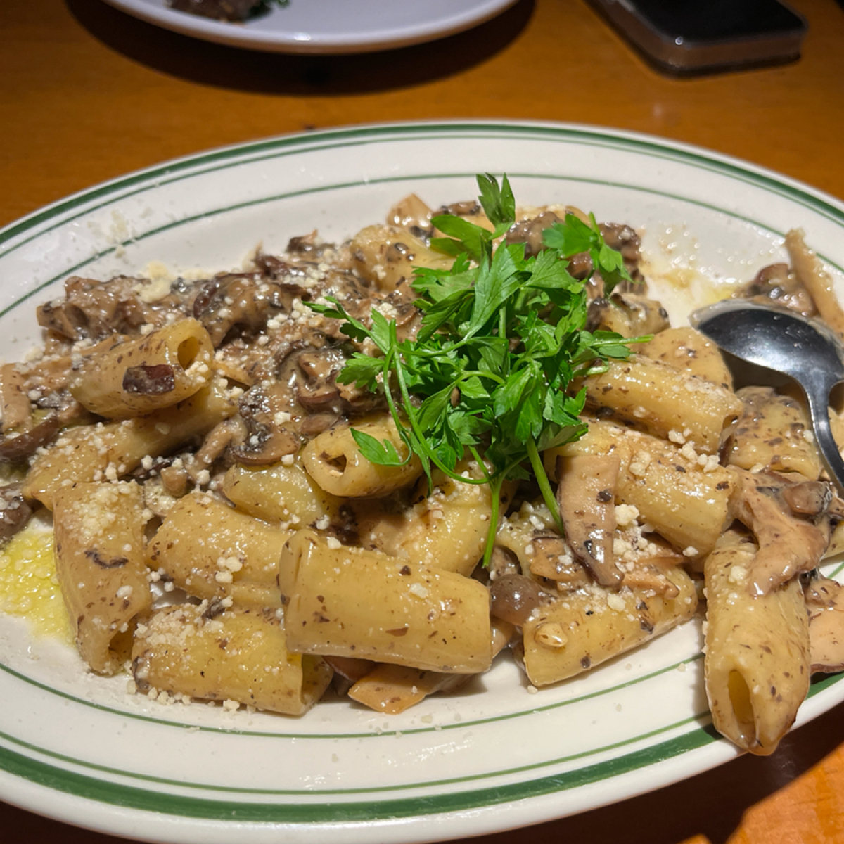 Meal image of Fire Grill Waikiki: 奶油蘑菇義大利麵的起司也很厲害，既不會搶走奶油的味道，也能讓硬度適中的麵條多一種佐味。 shot by Yo