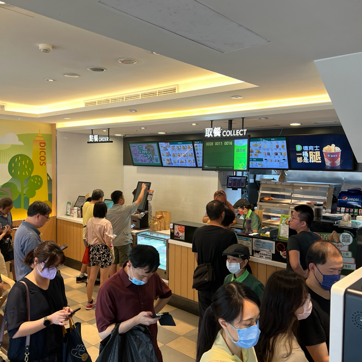 Vibe image of Dicos德克士脆皮炸雞 台北重慶南店: 如果是有活動的日期，用餐時間會排隊非常長，可以早點過來。 shot by Sheng