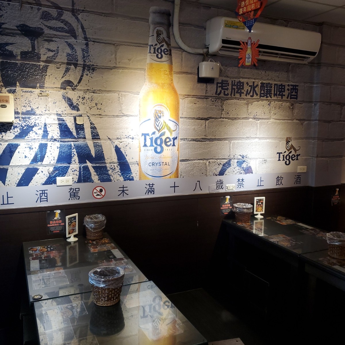 Vibe image of 夜燒碳烤居酒屋 建行店: 店內環境（1） shot by 吃貨胖胖