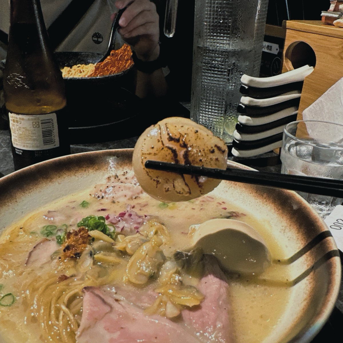 麒麟創作拉麵坊 のレストランの写真：最讓我印象深刻的就是炙燒生食級干貝，上面還佐有魚子醬。炙燒的香氣和干貝的鮮甜，一吃就能感受到濃濃的鮮 by阿波卡 