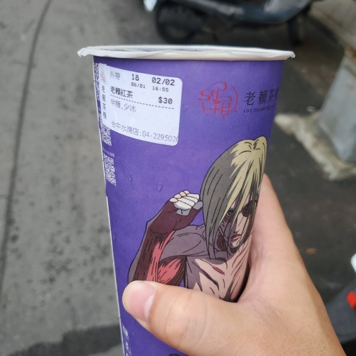 Meal image of 老賴茶棧台中水湳店: 🔸️ 老賴紅茶 $30
飲料外觀包裝搭配目前店家活動，印上
知名動漫的人物，整體走藍紫色系
感覺還 shot by 吃貨胖胖