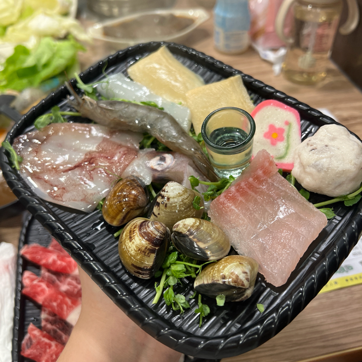 寶神日式涮涮鍋 基隆大武崙店 的餐點圖片：小海陸配小肥牛

小海陸盤（由右至左）
料與海龍王一致但是量減半
花枝丸、花魚板、鯛魚片、鮑魚片、花 由Kama Lin 拍攝