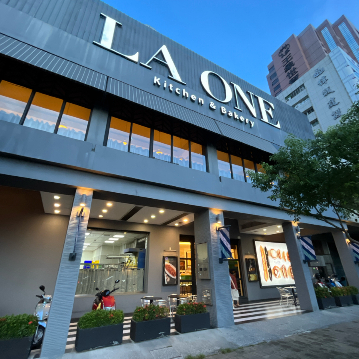 LA ONE Kitchen 歐陸廚房 - 博愛店 的外觀氛圍圖片：非常氣派的店，一整棟很大間 由阿官 拍攝