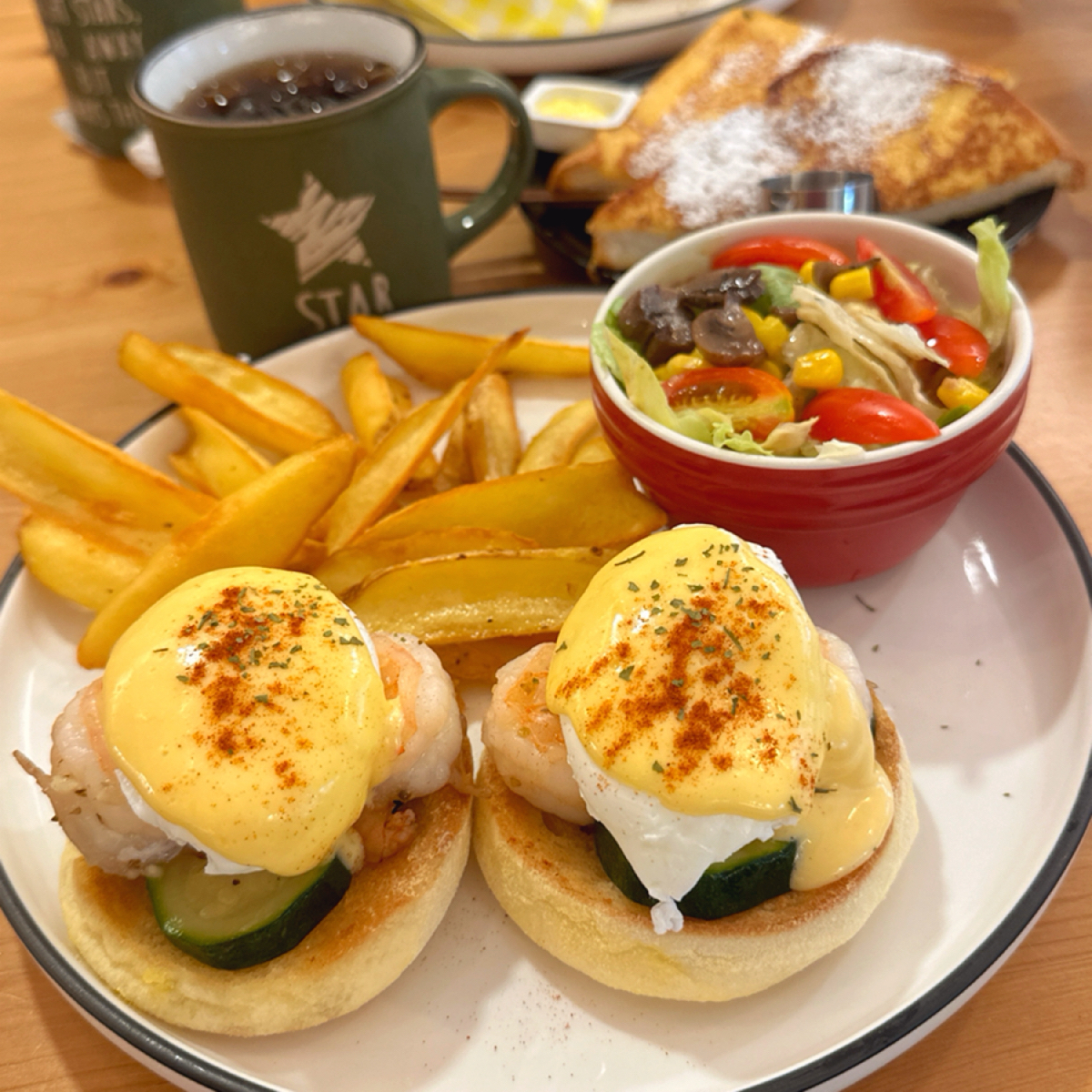 原昇行 のレストランの写真：▪️鮮蝦櫛瓜班尼迪克蛋 $230
▫️套餐內容：薯條 ·冰美式

水波蛋切開，蛋液慢慢流下來的麵包上 by草莓肉鬆蛋吐司 