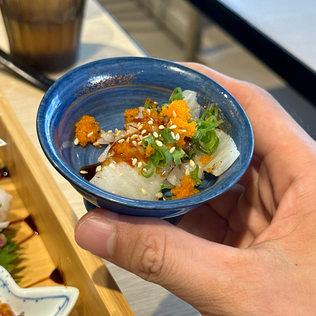 傳鮨日本料理 のレストランの写真：十二盛裡的炙燒比目魚壽司
我覺得這是12道料理裡面最好吃的一道，口味非常驚艷，蝦卵跟比目魚融合的很剛 by阿波卡 