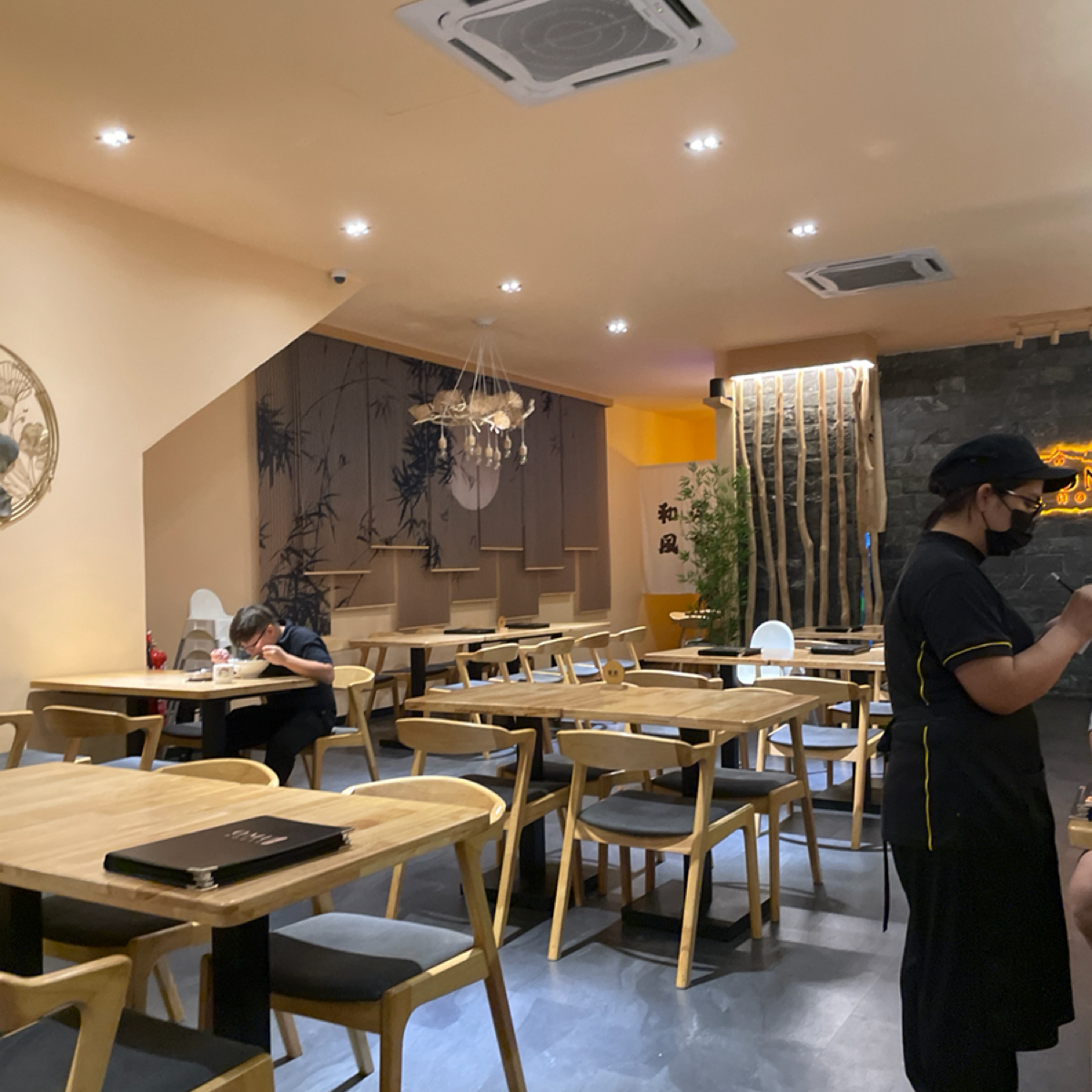 OMU HOUSE JAPANESE RESTAURANT 欧姆屋日式洋食餐厅 の雰囲気の写真：店內 byDixon 