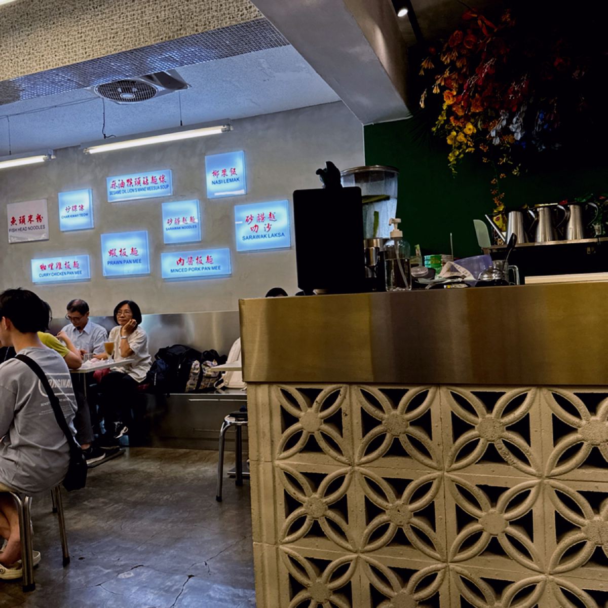 Vibe image of 面對面: 店內裝潢很可愛 shot by 阿波卡