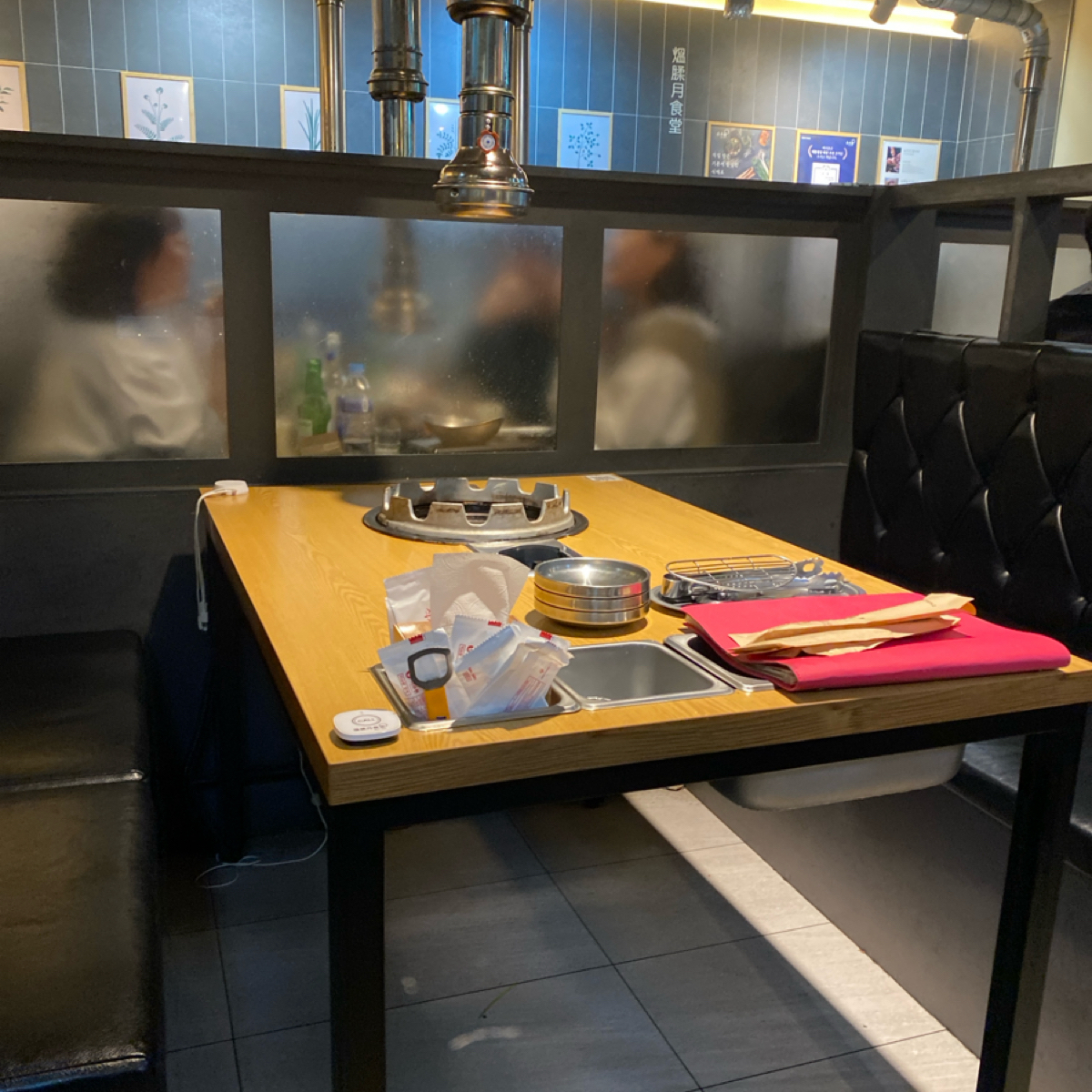 Vibe image of Onyuwol Restaurant 온유월솥뚜껑삼겹살: 椅墊可以掀開放包包外套 shot by wei