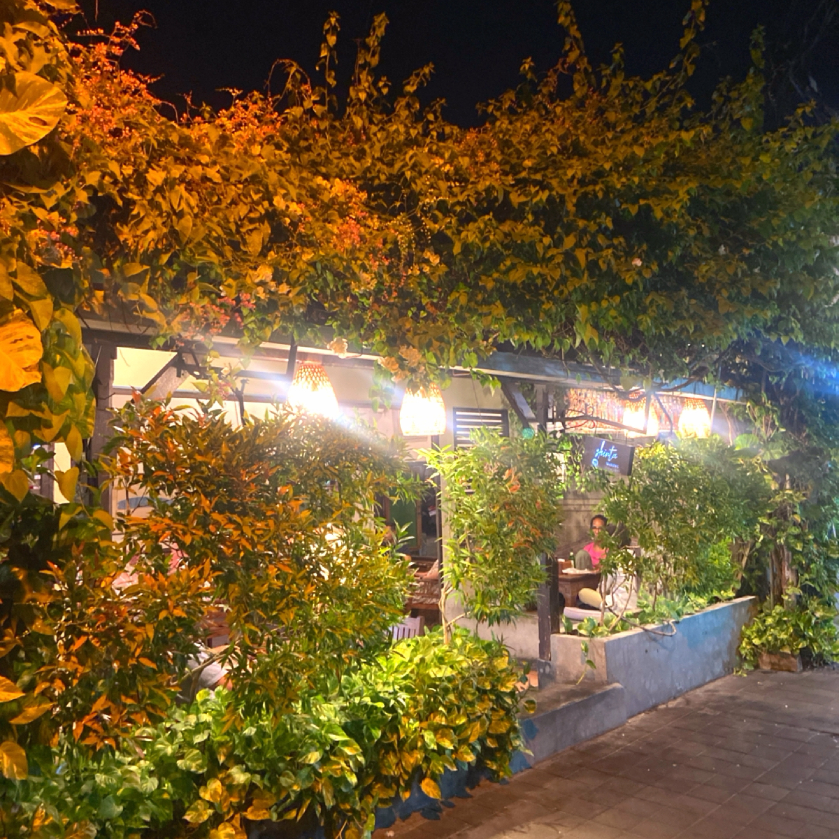 Vibe image of Shinta Warung: 店門口非常不顯眼，不仔細看的話容易錯過。 shot by 每個人都在找他的貓