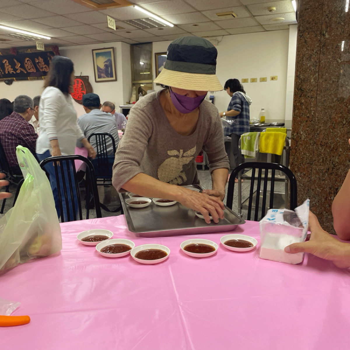 Meal image of 熊家萬巒豬腳: 這裡的店員看起來就像一般客人一樣，有員工制服但不是人人都有穿，因此略為有點難辨認。

這一位其實可以 shot by 一刻又一嗑
