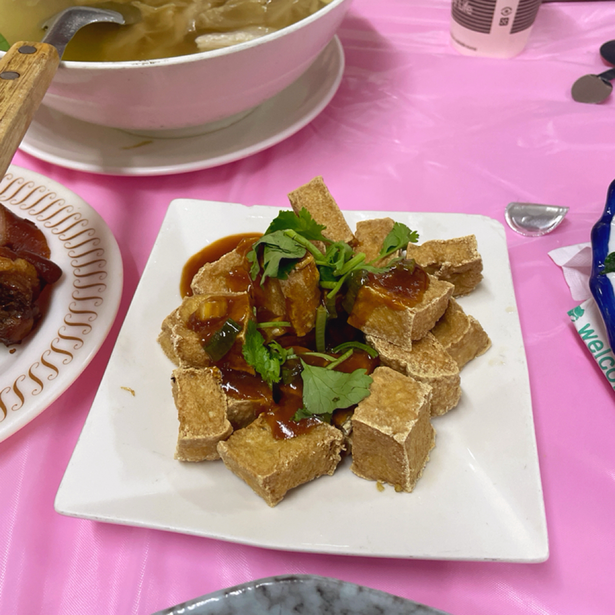 Meal image of 熊家萬巒豬腳: 黃金炸豆腐 $180
個人覺得比較一般的炸豆腐，標準的外皮酥脆、搭上蒜蓉醬。
或許是天氣的關係，很快 shot by 一刻又一嗑