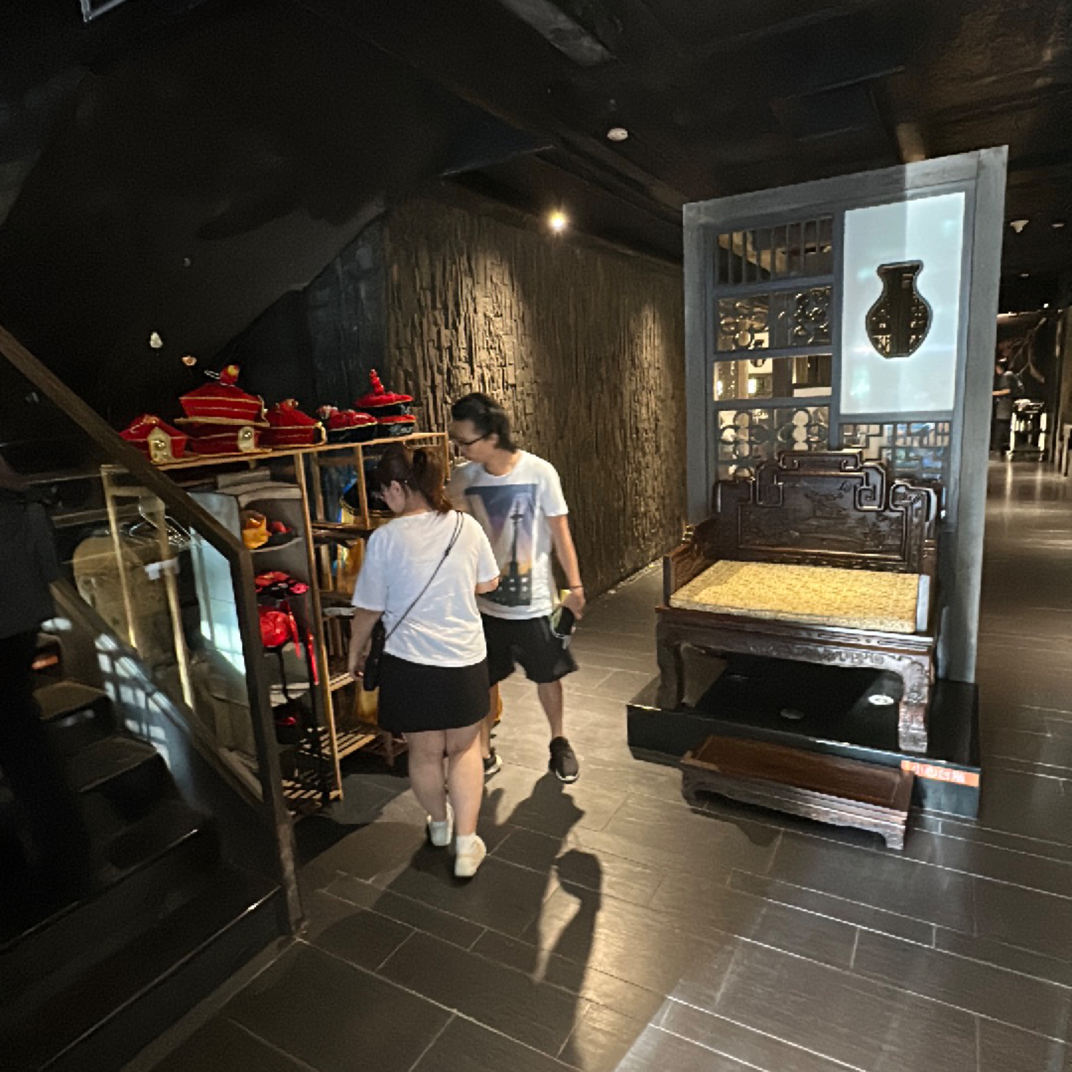 這一鍋 台北中山北店 の雰囲気の写真：入口處有中國古代服裝和有趣標語可以免費取用拍照 by阿波卡 
