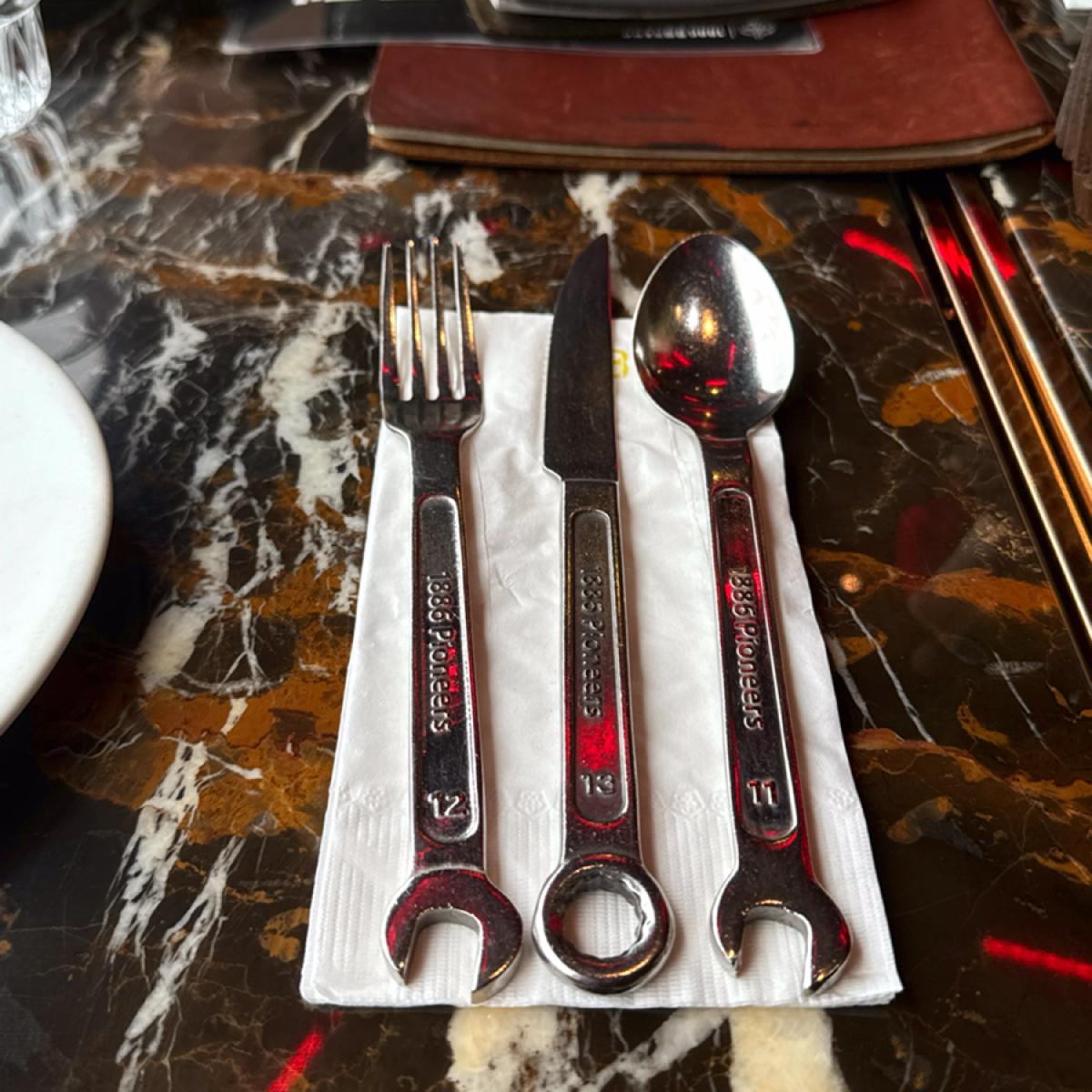 Vibe image of 1886德国汽车餐厅 陆家嘴滨江店: 尺寸不可能是11&#x2F;12&#x2F;13的… shot by 不能被老婆發現