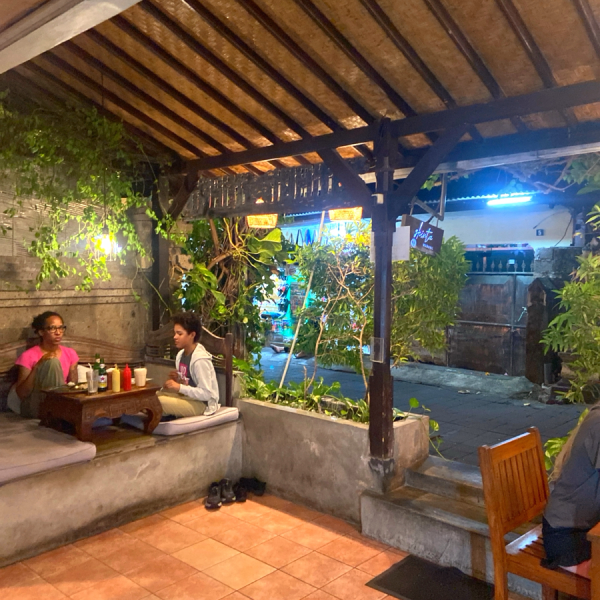Vibe image of Shinta Warung:  shot by 每個人都在找他的貓