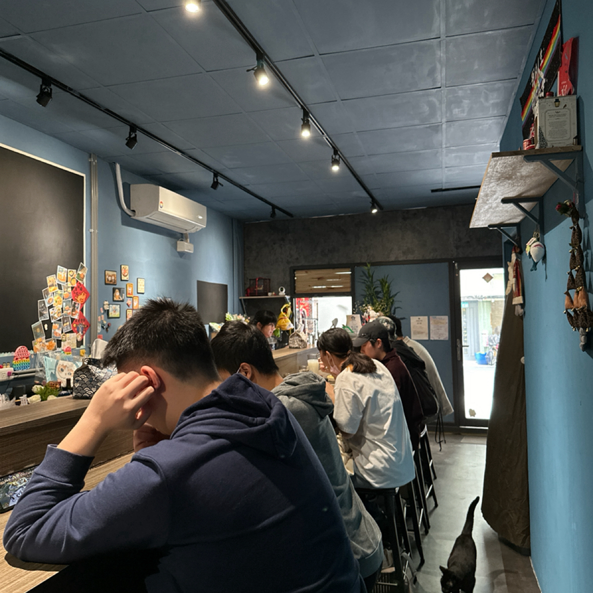 Vibe image of love World 樂窩 香料咖哩: 用餐空間，內用就只有一整排吧台區域而已，用餐時段人滿多的 shot by 阿波卡