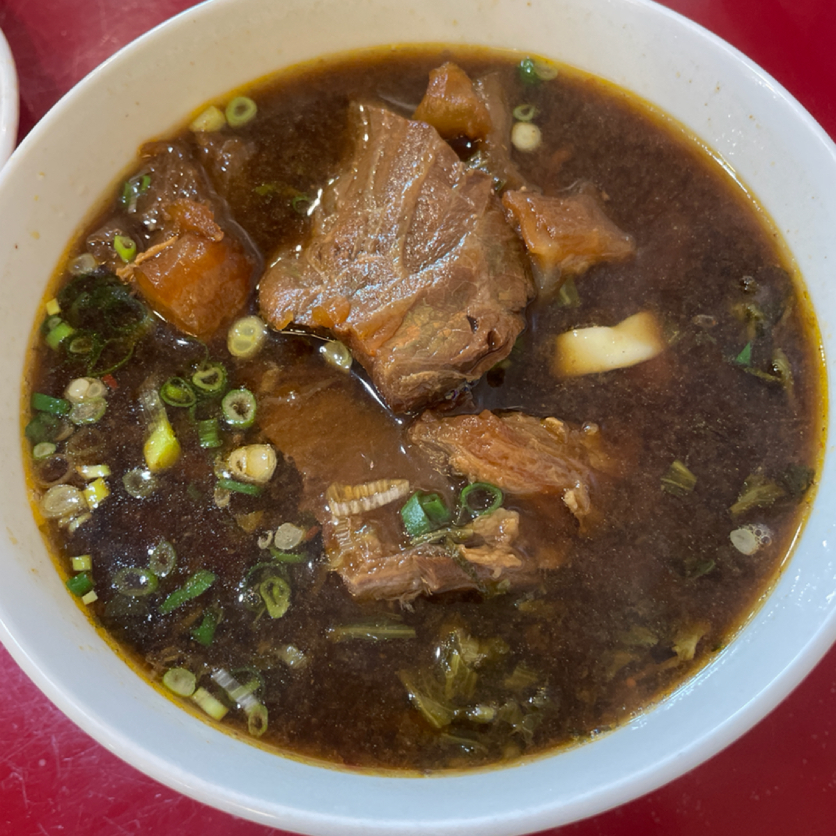 老宋記真善美牛肉麵 的餐點圖片：紅燒半筋肉麵$170 由乃子過日子 拍攝