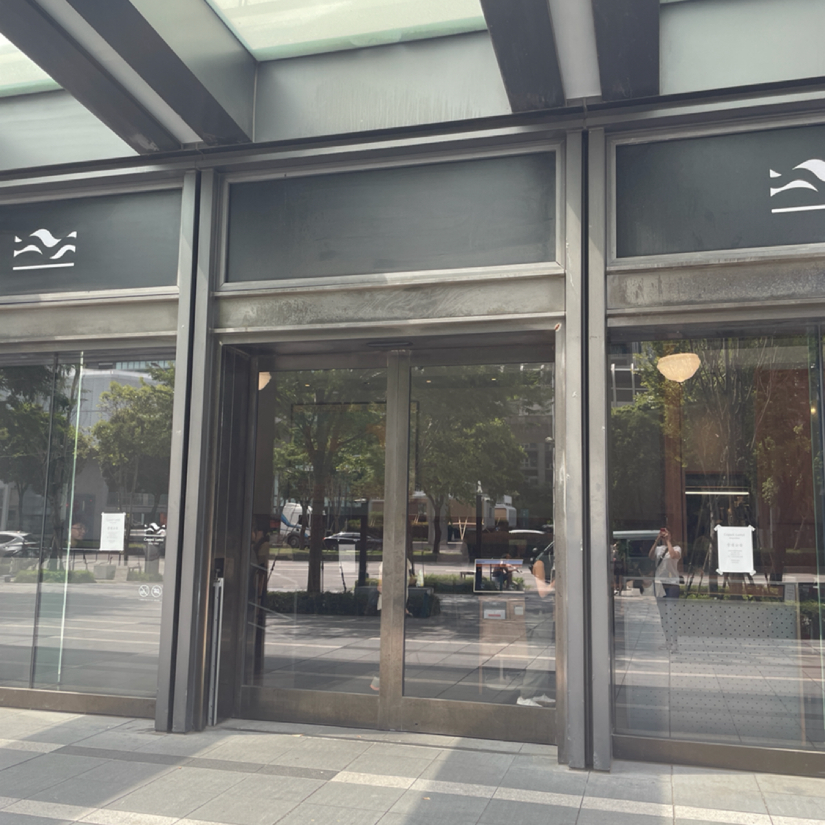 Vibe image of Coppii Lumii living coffee 冉冉生活 經貿門市: 這是大門🚪！很重要！
這真的是大門！

只能從這裡進去！其他地方進不去！
我知道真的很不顯眼😂 shot by 一刻又一嗑