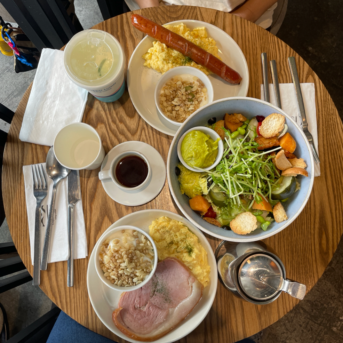 Meal image of Coppii Lumii living coffee 冉冉生活 經貿門市: 本次的全部餐點！
之所以可以拍全餐點照，就是因為它上菜上太快了🤣
這次的座位不算大桌，所以放個兩人 shot by 一刻又一嗑