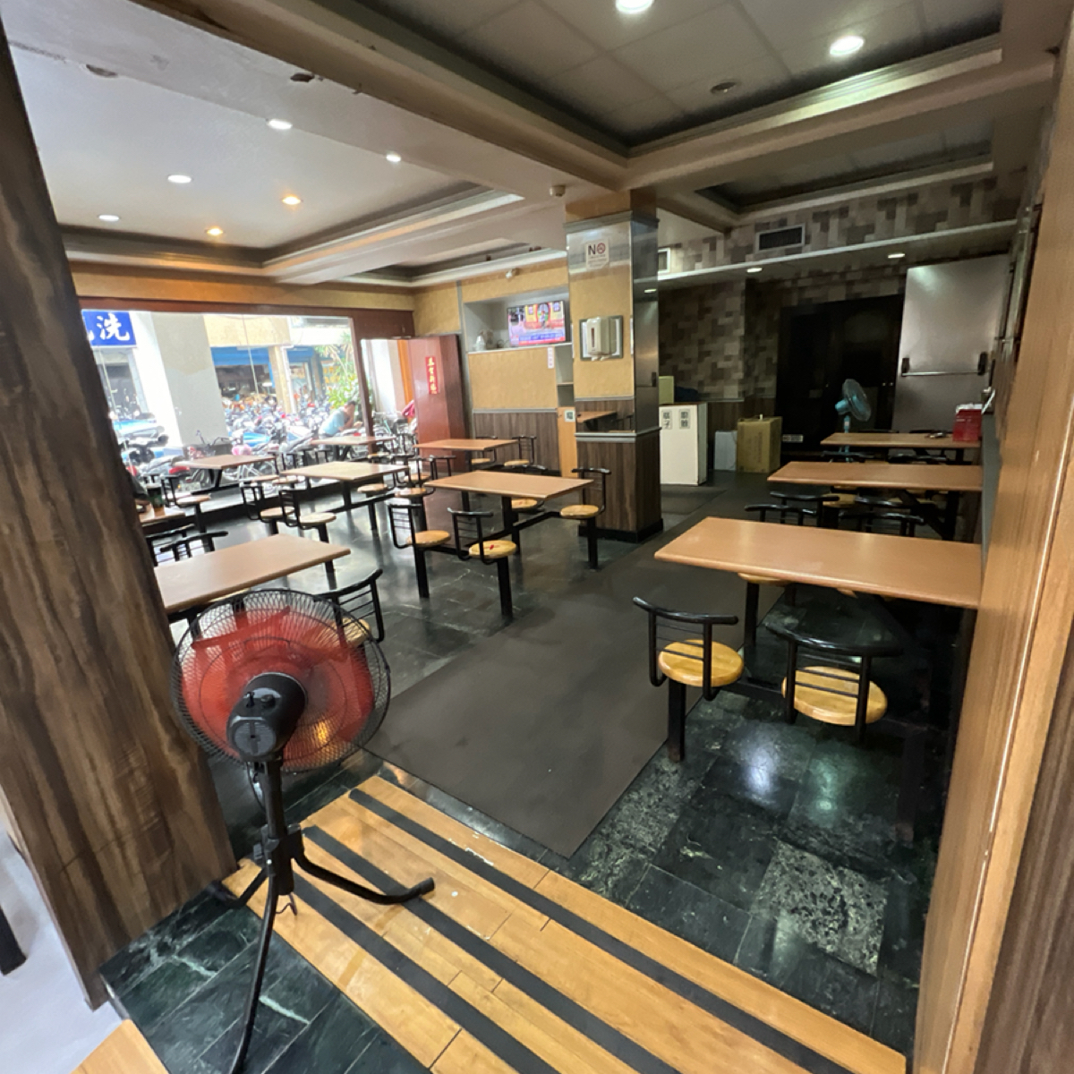 飯點美饌自助餐 （原阿忠自助餐） の雰囲気の写真：隔壁也是座位區 by動吃動吃動吃 