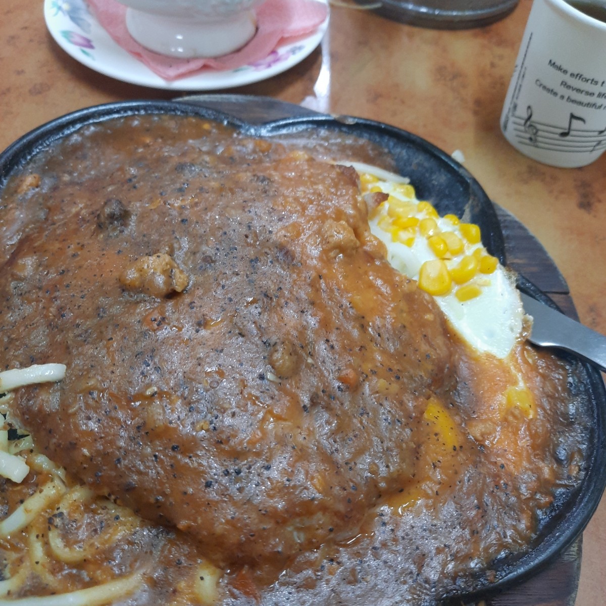 Meal image of 亞迪平價牛排: 豬排 醬各半 附酥皮濃湯 ＄170
豬排是請朋友先幫我點的，是醬料黑胡椒跟蘑菇醬各半，在沒有番茄醬的 shot by emo小孩
