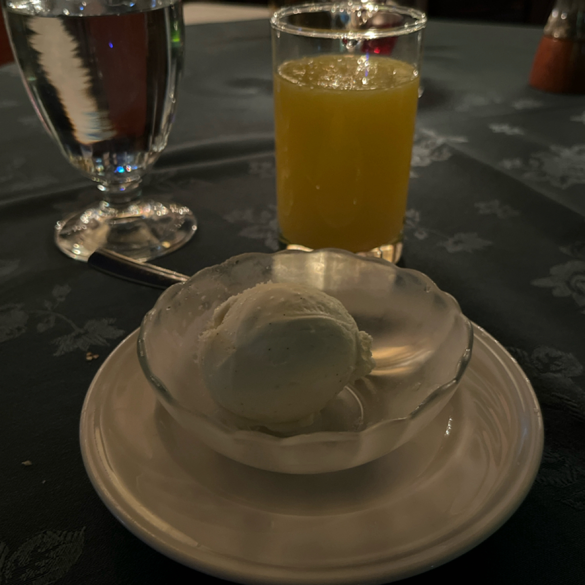 Meal image of 亞里士餐廳: 飯後甜點跟柳橙果汁，果汁是鮮榨的，真的好喝！ shot by 阿官
