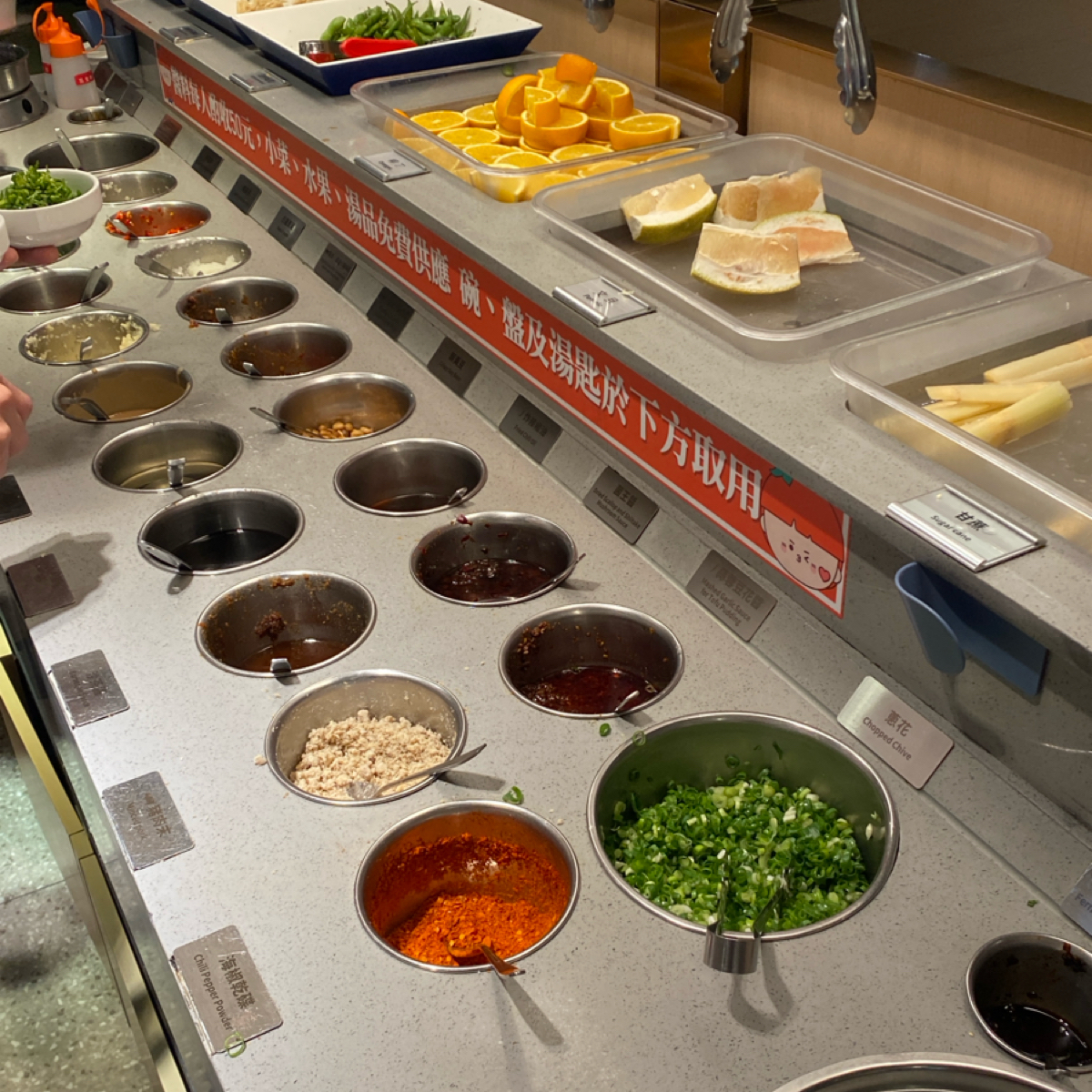 Vibe image of 海底撈火鍋 板橋店: 醬料 小菜 水果 甜湯去
僅使用醬料需付錢
其餘不需 shot by 阿鈴s食