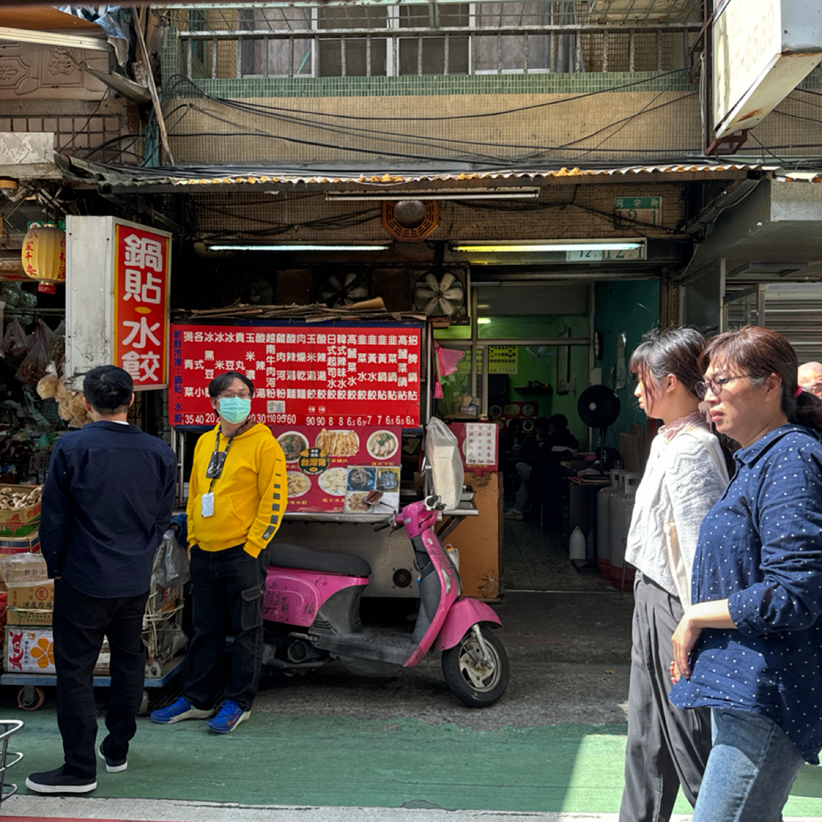 Vibe image of 曾師傅鍋貼水餃專賣店:  shot by 我家巷口
