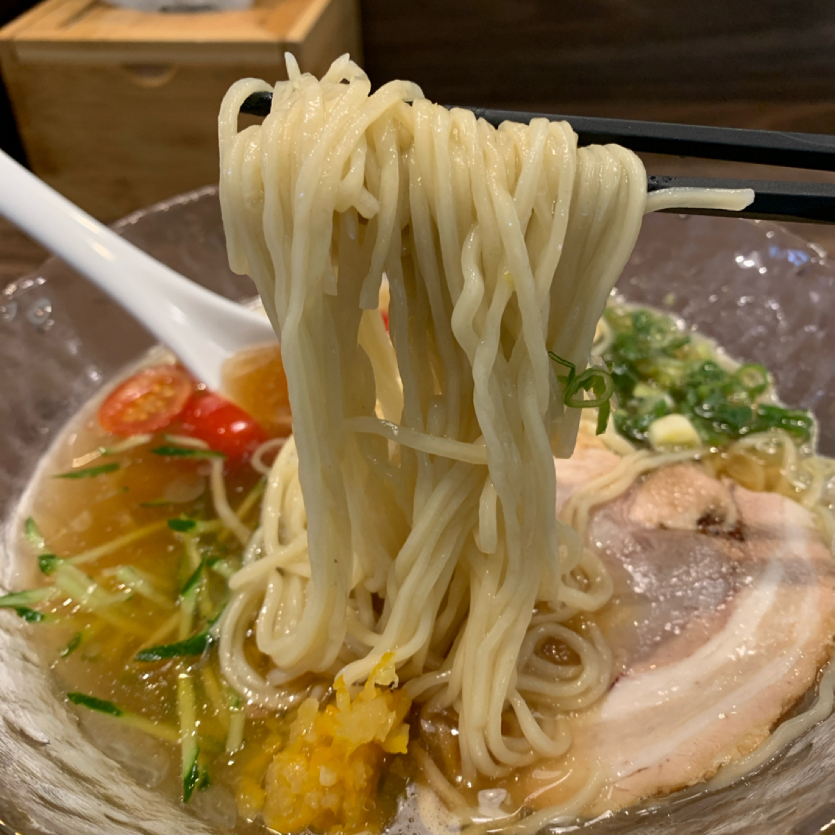Meal image of 奧特拉麵Ramen Ultra 微風台北車站店: 點了柚香醬油冷麵，在炎炎夏日能有冷麵非常棒，雖然主要是因為店內不夠涼。這麵條是從未體驗過的嚼勁，甚至 shot by Food Scouter