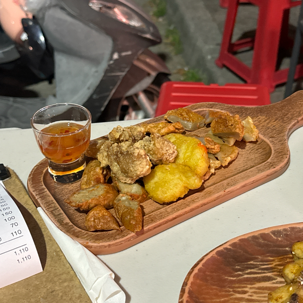 Meal image of 鐵厝燒烤 海安店: 炸物拼盤，普普🤣

有點太硬，口味上也沒有特別突出。 shot by 美石評論家