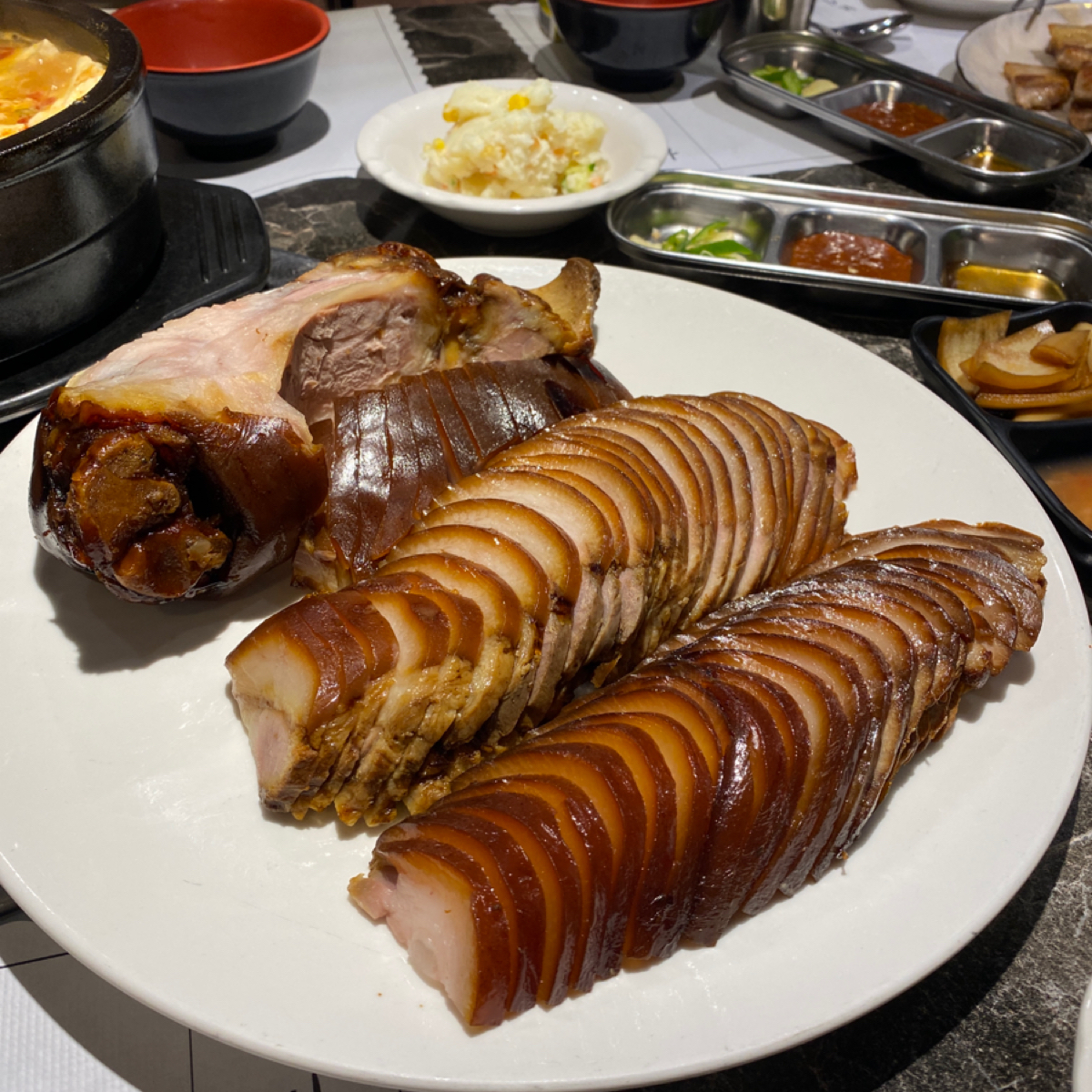 Meal image of 韓食堂한식당: 豬腳 $880 不便宜但是份量真的大～～到不行，我們五個人吃都覺得好多！（最後沒有吃完，打包走了） shot by 小羊的食記 JFGT