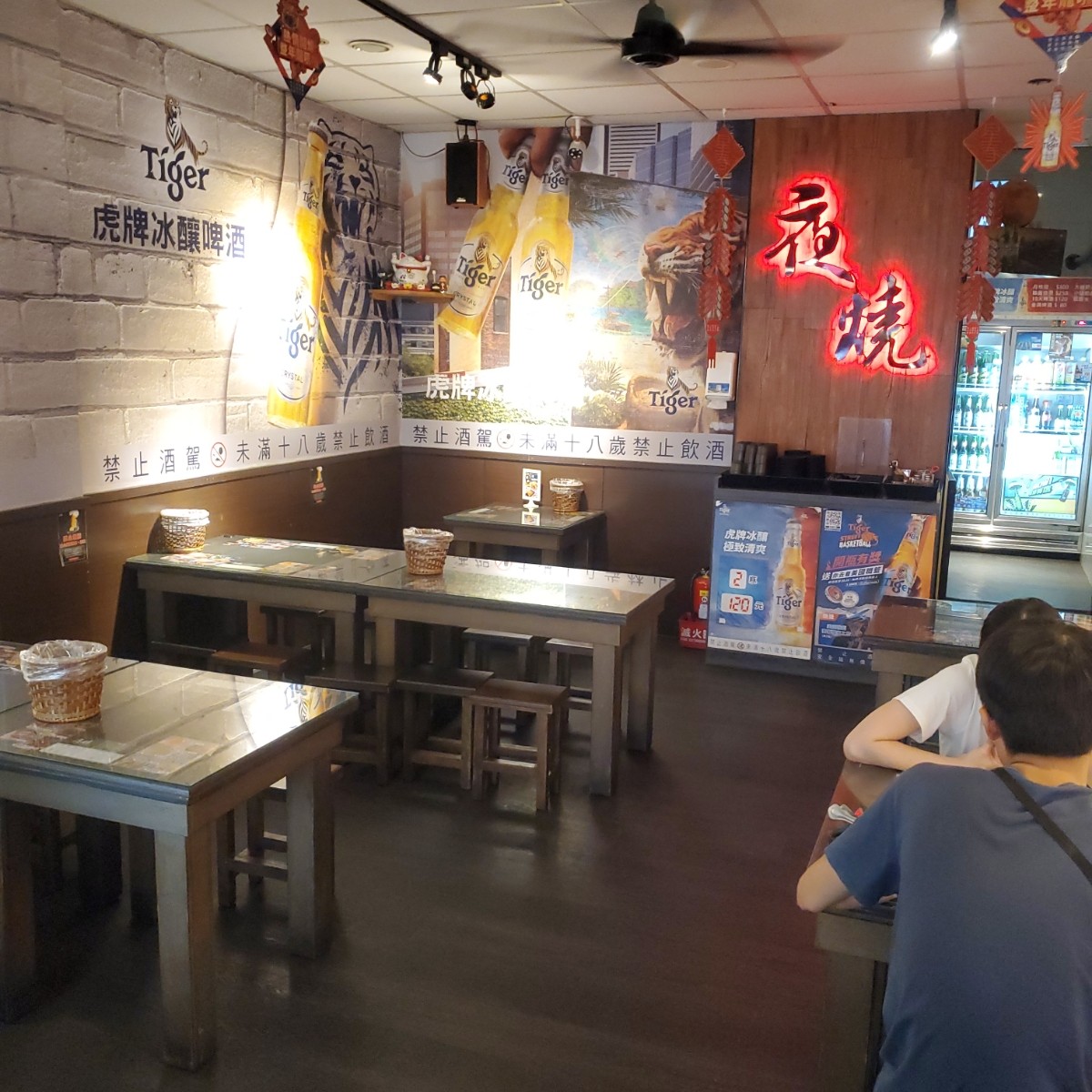 Vibe image of 夜燒碳烤居酒屋 建行店: 店家內用環境乾淨整潔 shot by 吃貨胖胖
