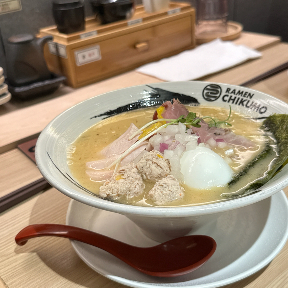 Meal image of 麵屋 千雲 光華店: 雞白湯 招牌 全部盛り
$350

包含豬叉燒2片、雞叉燒3片、雞肉丸3顆，溫泉蛋1顆，以及1片海苔 shot by 阿波卡