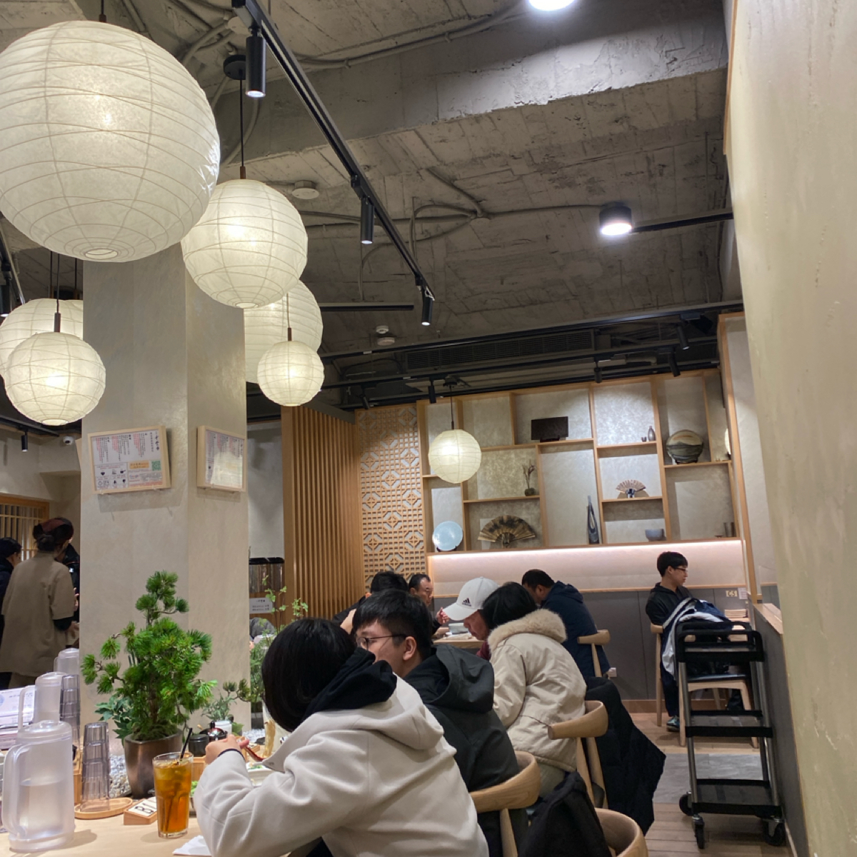 Vibe image of 麵屋 千雲 光華店: 座位滿多的 shot by wei