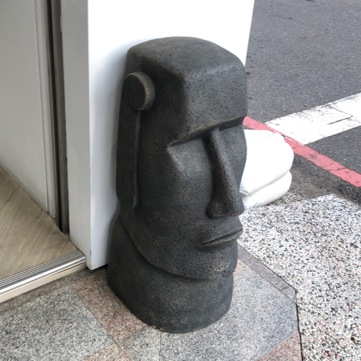 Vibe image of 雀飲 Check In: 旁邊的擺設是摩艾🗿 shot by 奶蓋大大