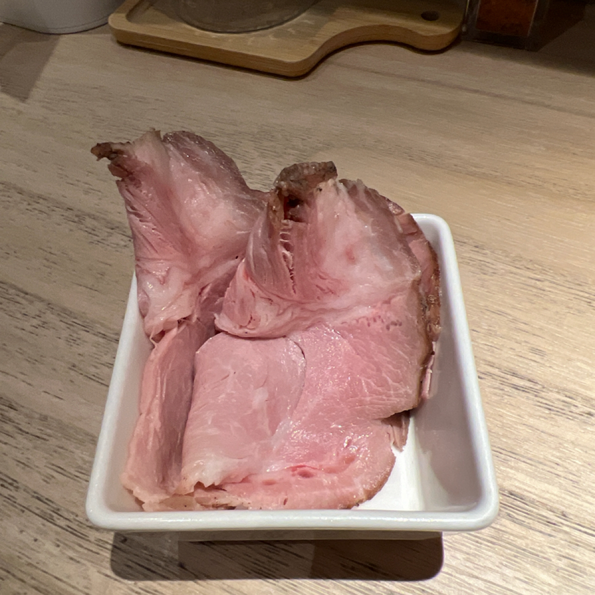 雞吉君拉麵 西門店 のレストランの写真：剛好是法國奧運期間，因為男雙羽球金牌店家贈送的，肉質軟嫩調味簡單而美味 bySheng 
