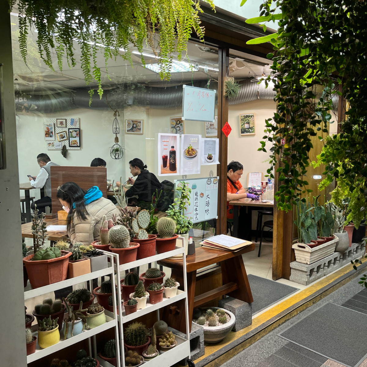 Vibe image of 好吃好，吃好吃（不固定店休，休假日請看臉書粉專）: 外觀，麥當勞對面 shot by 味精當水喝