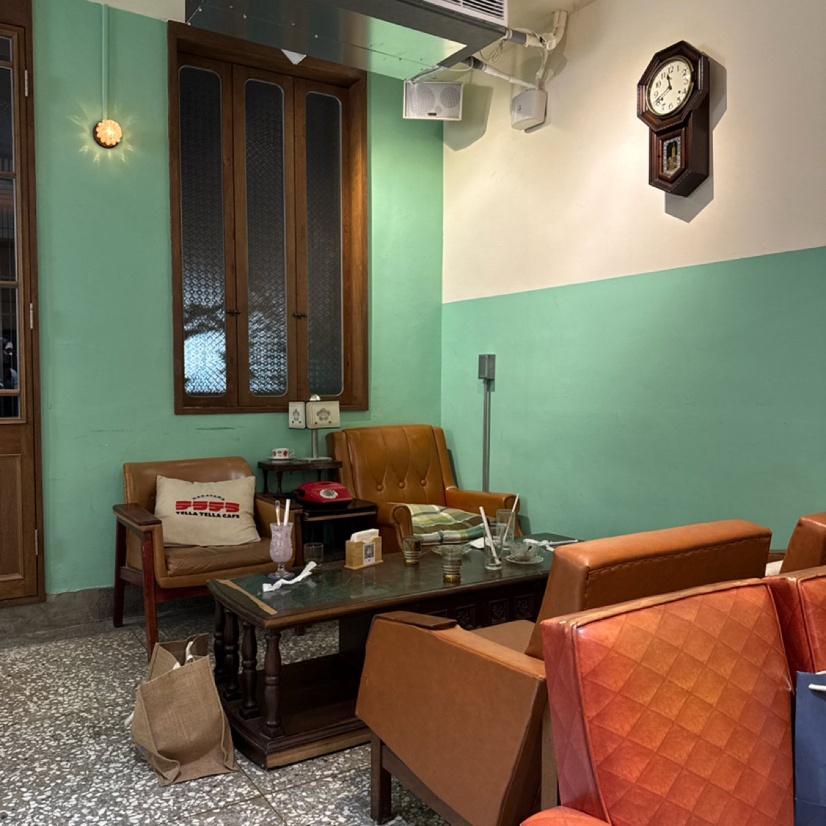 Vibe image of Tella Tella Cafe: 每個角落都有昭和復古氛圍的舒適座位 shot by Jacker
