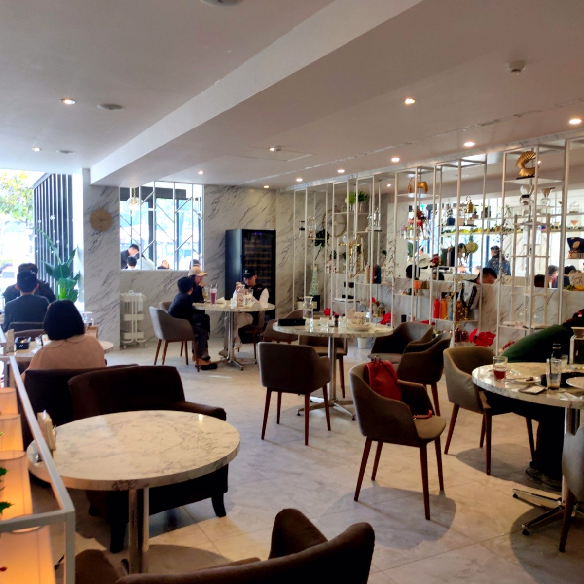 BUNA CAF&#39;E 布納咖啡館 內湖店 的外觀氛圍圖片：🍴 用餐環境✨

用餐空間寬敞明亮，坐位也很多，感覺在這裡舉辦朋友聚餐、家庭聚餐、求婚...都不是 由臉書搜尋花貴賓皮蛋 拍攝