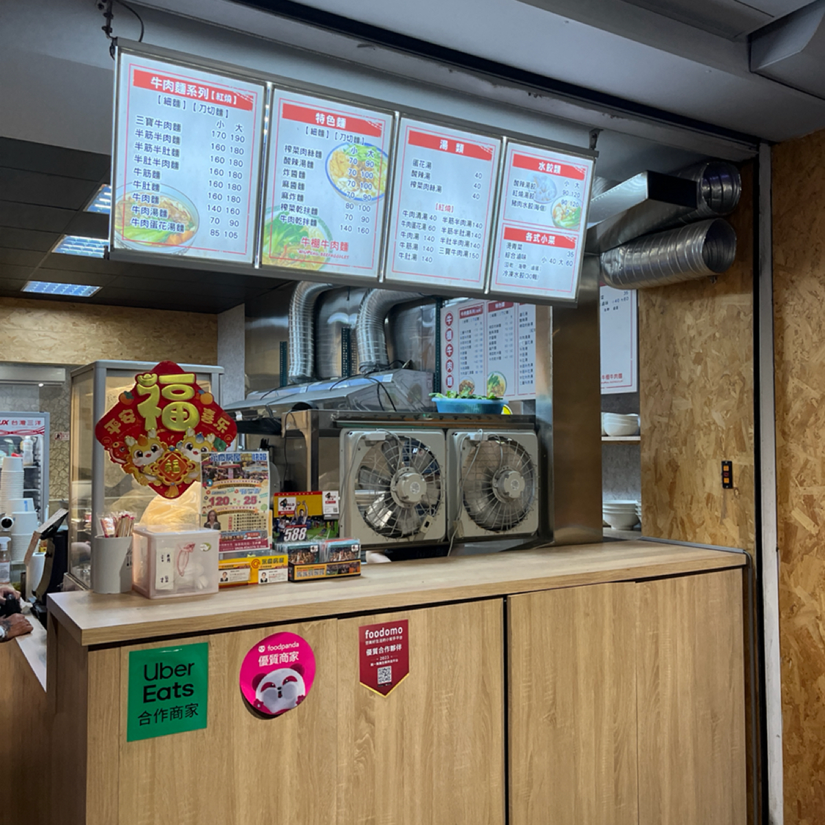 牛棚牛肉麵 的外觀氛圍圖片：店門口 由珍珠奶綠 拍攝