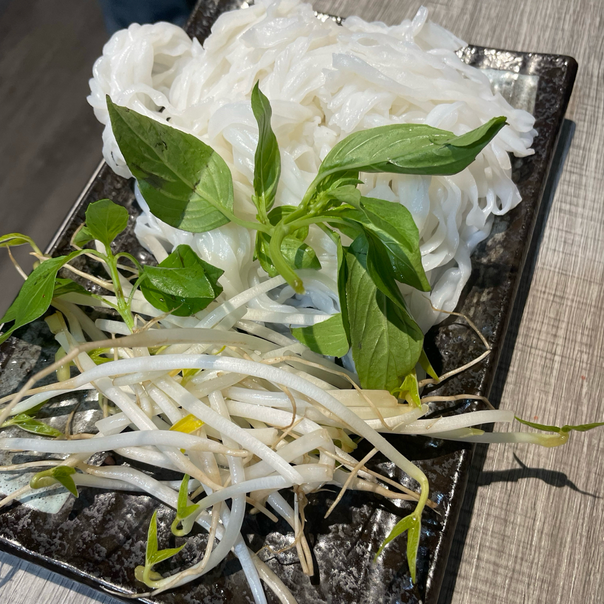 特越 PHỞ 的餐點圖片：傳統石鍋牛肉河粉$180 的河粉和青菜 由乃子過日子 拍攝