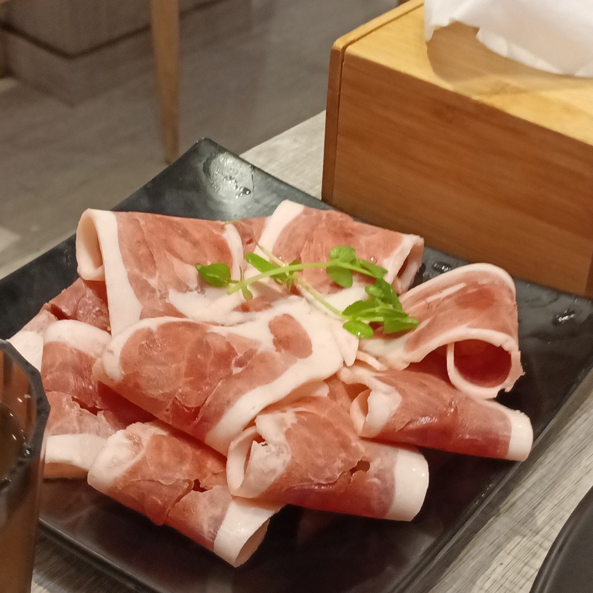 樂釜 LOVE HOT POT 極上鍋物 徐匯店 的餐點圖片：宜蘭櫻桃鴨腿肉 由良牙 拍攝